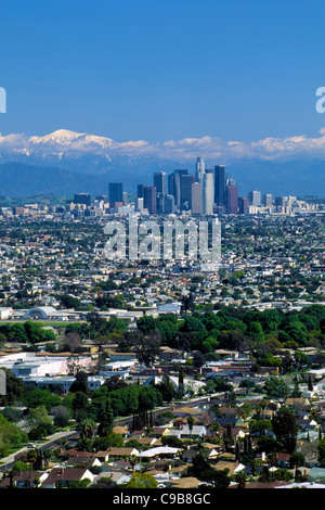 Die beeindruckende Skyline von Downtown Los Angeles hebt sich von den schneebedeckten San Gabriel Mountains im Winter in Süd-Kalifornien, USA. Stockfoto