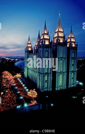 Der Salt-Lake-Tempel ist der bekannteste Tempel der Kirche Jesu Christi der Heiligen der letzten Tage (LDS) und leuchtet in der Abenddämmerung in Salt Lake City, Utah, USA. Stockfoto