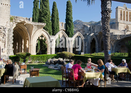 Ansicht mit den gotischen Bögen der Bellais Abbey, Dorf Bellapais, Nord-Zypern mit Personen Speisen Stockfoto