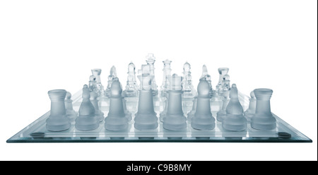 Glas-Schach. Blau getönt. Es ist auf einem weißen Hintergrund isoliert. Stockfoto