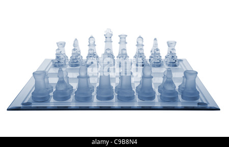 Glas-Schach. Blau getönt. Es ist auf einem weißen Hintergrund isoliert. Stockfoto