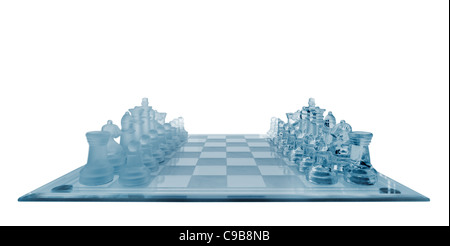 Glas-Schach. Blau getönt. Es ist auf einem weißen Hintergrund isoliert. Stockfoto