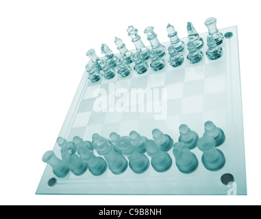 Glas-Schach. Blau getönt. Es ist auf einem weißen Hintergrund isoliert. Stockfoto