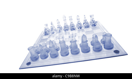Glas-Schach. Blau getönt. Es ist auf einem weißen Hintergrund isoliert. Stockfoto