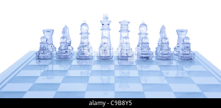 Glas-Schach. Blau getönt. Es ist auf einem weißen Hintergrund isoliert. Stockfoto