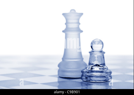 Glas-Schach. Ein Bauer und eine Königin. Blau getönt. Es ist auf einem weißen Hintergrund isoliert. Stockfoto
