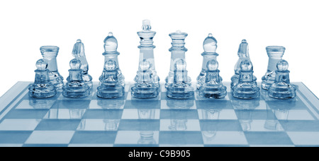 Glas-Schach. Blau getönt. Es ist auf einem weißen Hintergrund isoliert. Stockfoto