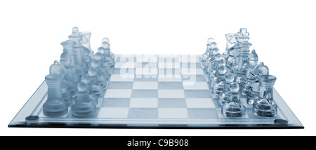 Glas-Schach. Blau getönt. Es ist auf einem weißen Hintergrund isoliert. Stockfoto