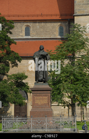 Statue des Deutschen Reformator Martin Luther vor Kaufmann Kirche in Wut Platz in Erfurt, Thüringen, Deutschland Stockfoto