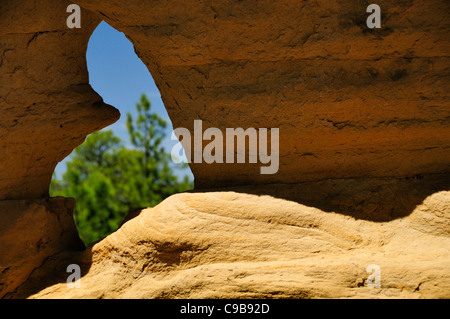 Schatten fallen auf verwittertem Sandstein in der Nähe von Kuba, New Mexico. Stockfoto