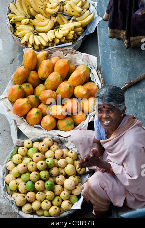 Alte indische Frau verkaufen, Guave, Papaya und Bananen auf den Straßen von Indien Stockfoto