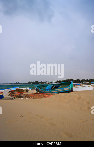 Alte und defekte Angelboote/Fischerboote liegen am Strand in Hammanet, Tunesien Stockfoto