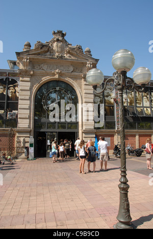 Der überdachte Markt Les Halles von Narbonne, Languedoc-Roussillon, Frankreich Stockfoto