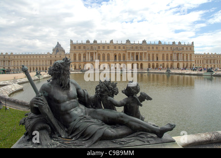 Fluss Allegorie der Seine vor Bassin du Midi und Corps de Logis des Schlosses von Versailles in Versailles, Frankreich Stockfoto