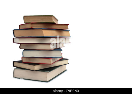 Gestapelte gebundene Bücher, alte und neue, mit einem weißen Hintergrund Stockfoto