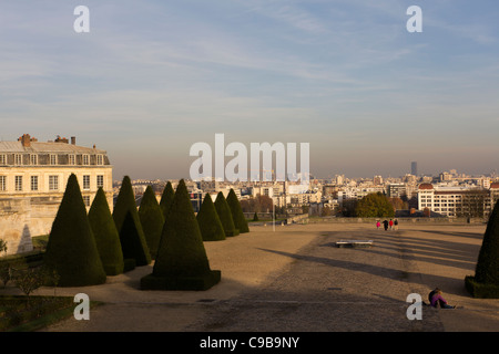 Eiben markieren Sie die Position des ehemaligen Château de Saint-Cloud am Parc de Saint-Cloud, Hauts-de-Seine, Frankreich Stockfoto