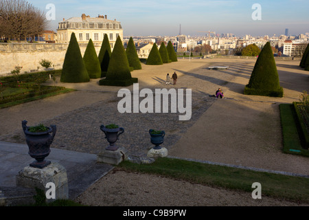 Eiben markieren Sie die Position des ehemaligen Château de Saint-Cloud am Parc de Saint-Cloud, Hauts-de-Seine, Frankreich Stockfoto