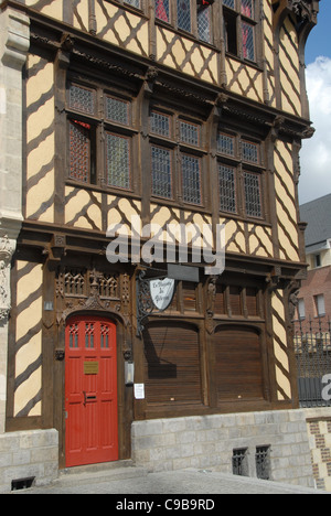 Maison du Prêtre, Priester-Haus am Dom-Platz von Amiens an den Ufern der Somme in der Picardie, Nord-Frankreich Stockfoto