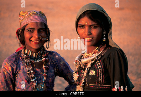 Festivalzeit für diese Mädchen eine nomadische Gruppe Leben in der Thar-Wüste (Indien) Stockfoto