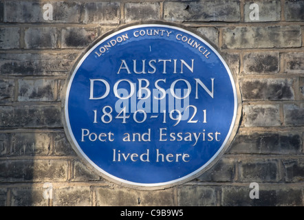 London Grafschaftsrat blaue Plakette markiert eine Heimat der Dichter und Essayist Austin Dobson, Kensington, London, England Stockfoto