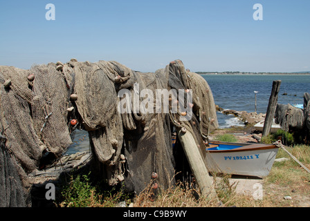 Fischernetze und Boot am Bages auf Étang de Bages et Sigean in der Parc Régional Naturel De La Narbonnaise En Méditerranée Stockfoto