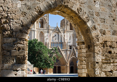 St. Nikolaus-Kathedrale in Famagusta nun als Lala Mustafa Pasa Moschee gesehen durch den Bogen des verfallenen venezianischen Palastes verwendet Stockfoto