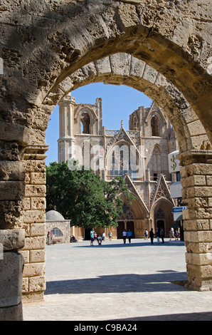 St. Nikolaus-Kathedrale, Famagusta, Nordzypern, jetzt Lala Mustafa Moschee gesehen durch den Bogen des alten venezianischen Palastes Stockfoto