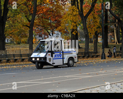 Ein New York Police Department NYPD-Fahrzeug im Central Park Manhattan New York NYC USA Amerika Stockfoto