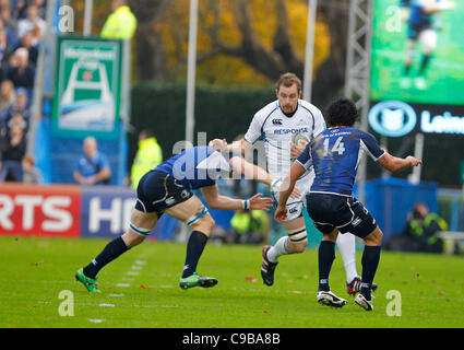 20.11.2011. Dublin, Irland. Alastair Kellock (Kapitän Glasgow) läuft, Taue von Jamie Heaslip (Leinster) und Isa Nacewa (Leinster) während der Heineken-Cup-Spiel zwischen Leinster und Glasgow Warroirs. Stockfoto