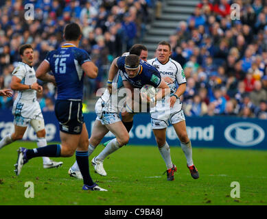 20.11.2011. Dublin, Irland.  Jamie Heaslip (Leinster) wird in einem Zweikampf von Graeme Morrison (Glasgow) während der Heineken-Cup-Spiel zwischen Leinster und Glasgow Warroirs aufgehoben. Stockfoto