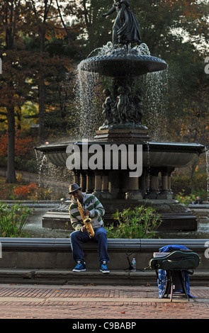 Straßenmusiker mit Saxophon Wasser Brunnen im Central Park Manhattan New York NYC USA Amerika Stockfoto