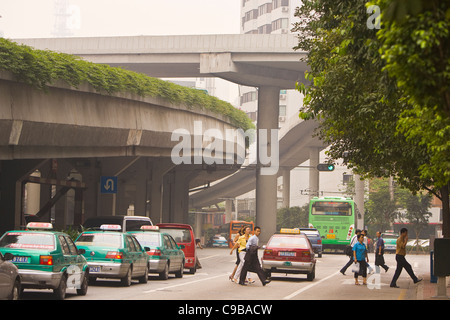 GUANGZHOU, Provinz GUANGDONG, CHINA - Straßenszene mit Verkehr und Hochstraßen in Stadt Guangzhou. Stockfoto