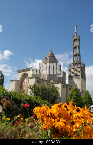 Église Saint-Honoré, Esplanade Branly, in Amiens, umgeben von Blumen in voller Blüte Stockfoto