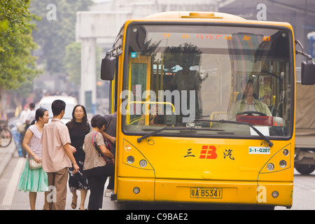 GUANGZHOU, GUANGDONG Provinz, CHINA - Boarding-Bus in der Stadt Guangzhou. Stockfoto