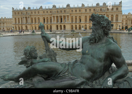 Allegorie der Fluss Rhône vor Bassin du Mitte Iand Corps de Logis von Schloss Chateau de Versailles in Versailles, Frankreich Stockfoto