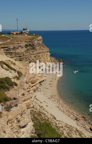 Die Klippe und Strand von Cap Leucate, Teil des mediterranen Meer resort Leucate südlich von Narbonne an der Küste des Roussillon Stockfoto