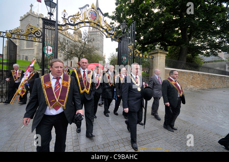 Mitglieder der Loyalisten Lehrling jungen von Derry Abmusterung am St Columb Dom, Londonderry. Stockfoto