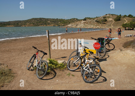 Natürlichen Strand Plage de Doul am Étang du Doul an Peyriac-de-Mer in der Nähe von Narbonne in Languedoc-Roussillon, Frankreich Stockfoto
