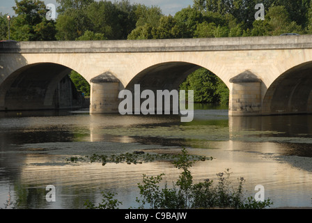 Brücke über den Fluss Thouet Montreuil-Bellay in Maine-et-Loire, Frankreich Stockfoto