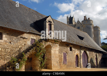 Château de Montreuil-Bellay gesehen aus der Landwirtschaft Entität an seinem Fuß in der Nähe des Thouet in Maine-et-Loire, Frankreich Stockfoto