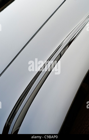 Detail der Motorhaube (oder Haube) eines schwarzen, 1950er Jahre VW Karmann Ghia Auto Stockfoto
