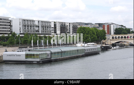 Schwimmende Pool "Piscine Josephine Baker" auf dem linken Ufer der Seine in Paris, Frankreich, in der Nähe von Bibliothèque Mitterand Stockfoto