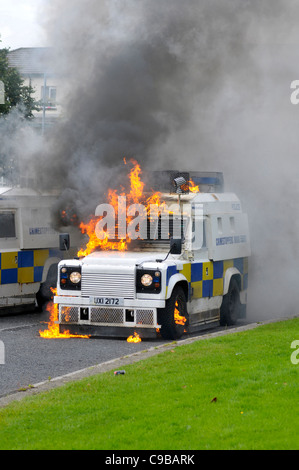 PSNI Fahrzeuge angezündet durch Molotowcocktails geworfen von Nationalisten Jugendlichen, in der Bogside Londonderry. Stockfoto