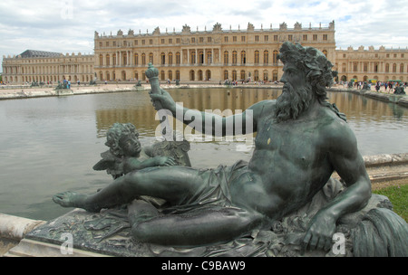 Allegorie der Fluss Rhône vor Bassin du Midi und Corps de Logis von Schloss Chateau de Versailles in Versailles, Frankreich Stockfoto