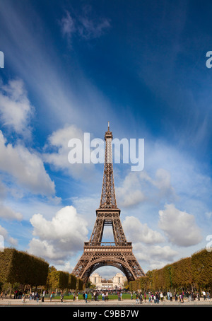 Der Eiffelturm, betrachtet aus dem Süden, Paris, Frankreich. Sonnigen Tag blauen Himmel. Stockfoto