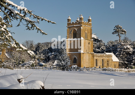 Cotswold Dorfkirche im Schnee Stockfoto