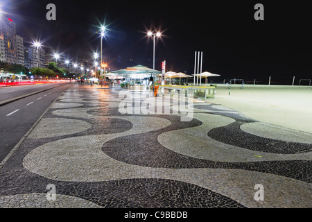 Nacht-Ansicht von Copacabana mit Kiosken, Rio De Janeiro, Brasilien Stockfoto