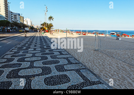 Gemusterte Gehweg der Strand von Ipanema, Rio De Janeiro, Brasilien Stockfoto