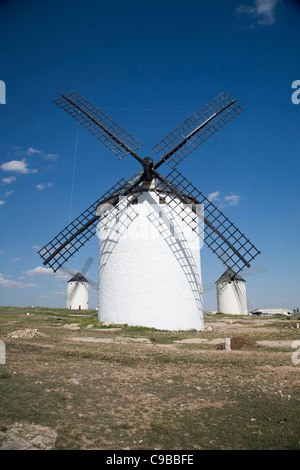 Gruppe von weißen Mühlen in La Mancha, Spanien Stockfoto