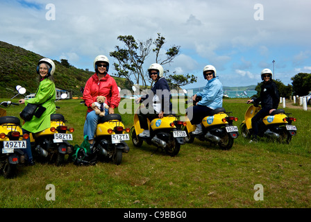 Gruppe Frauen Touristen auf Honda Motorroller Vermietung auf Waiheke Island Neuseeland Stockfoto